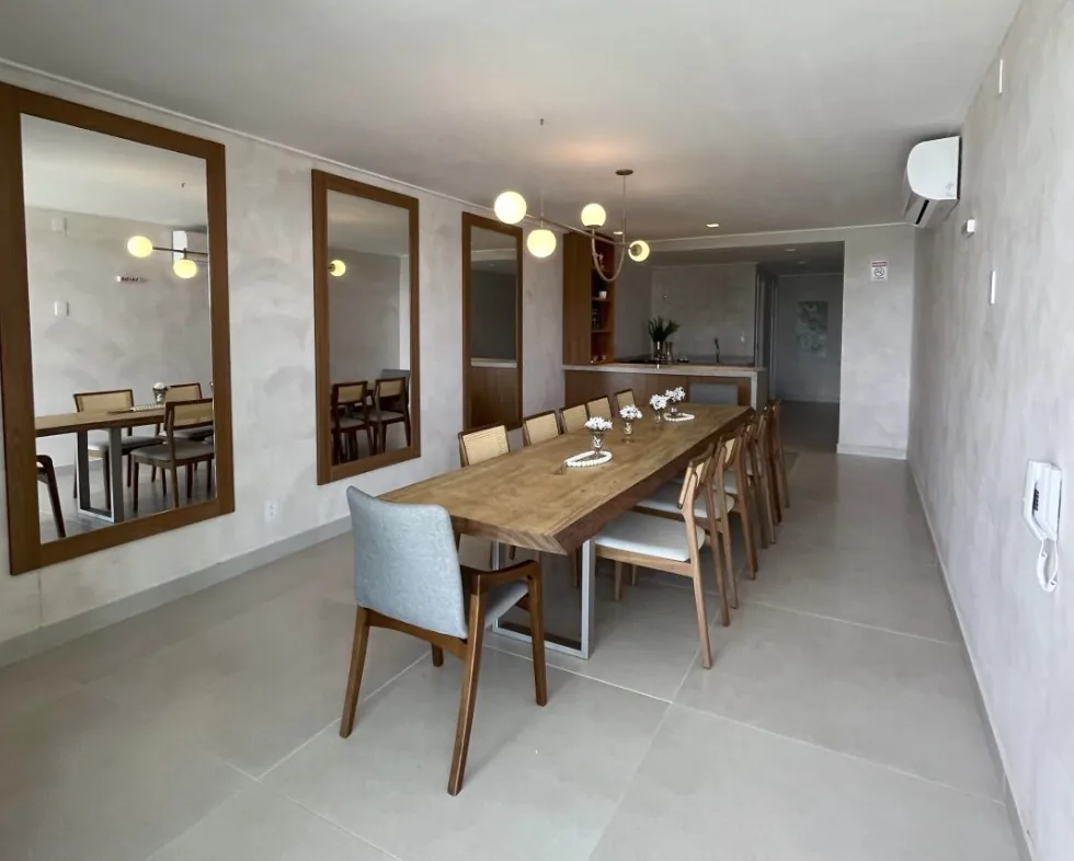Salão de festas com mesa para doze