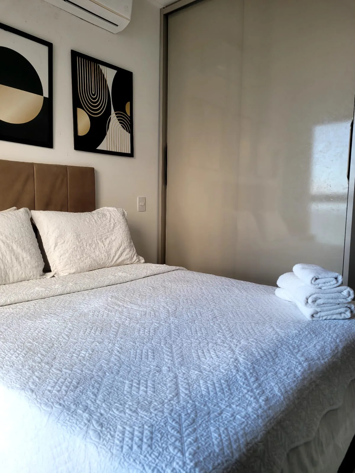 Quarto com armário e cabeceira