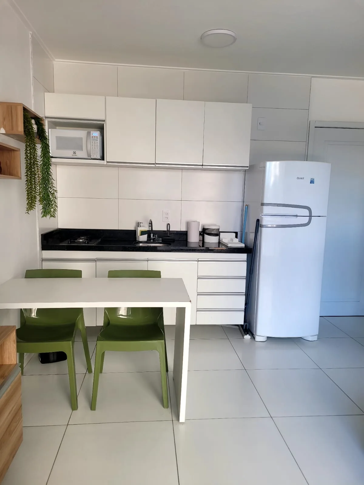 Cozinha e mesa de refeições