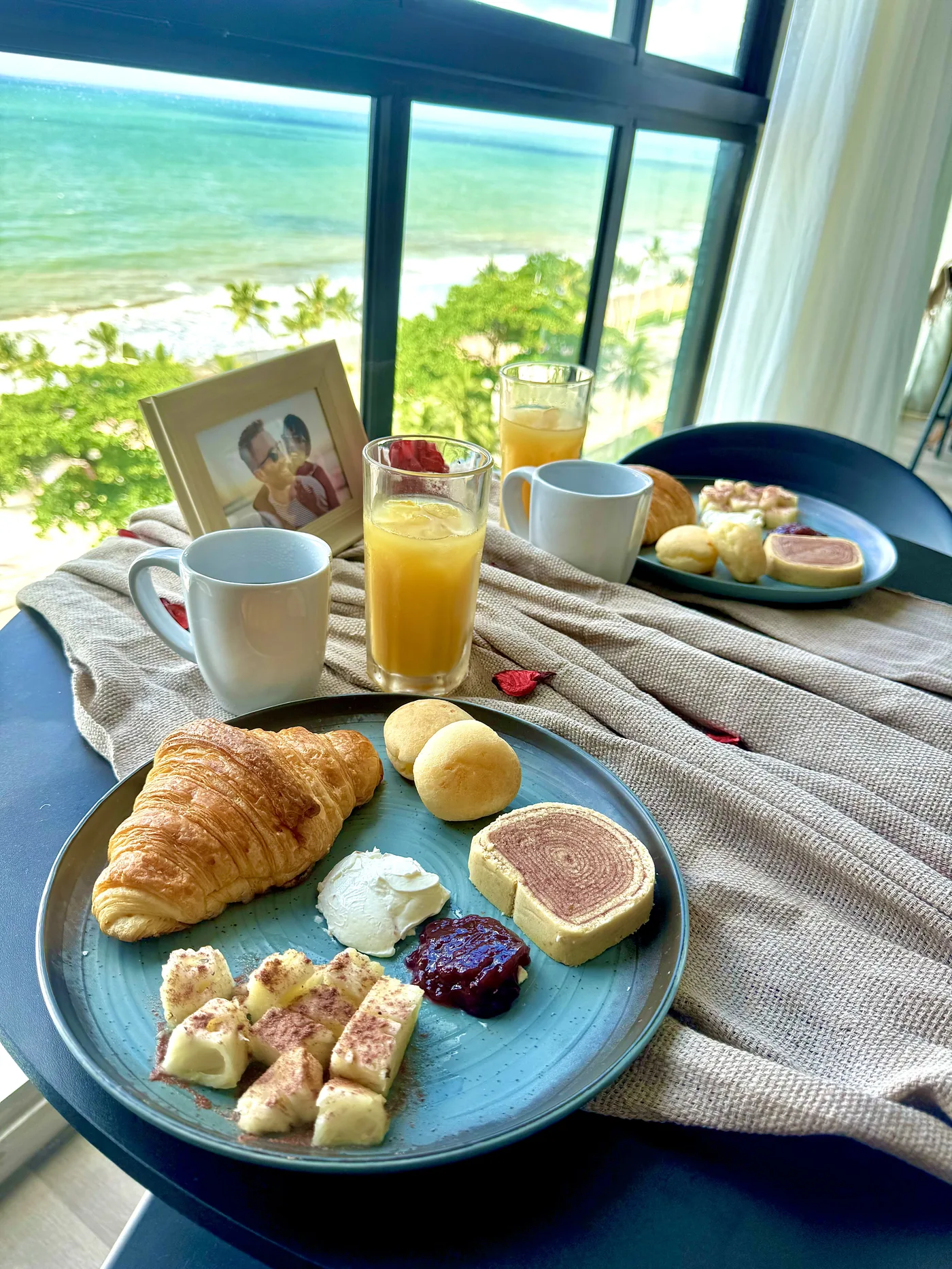 Café da manhã servido na mesa de frente para o mar