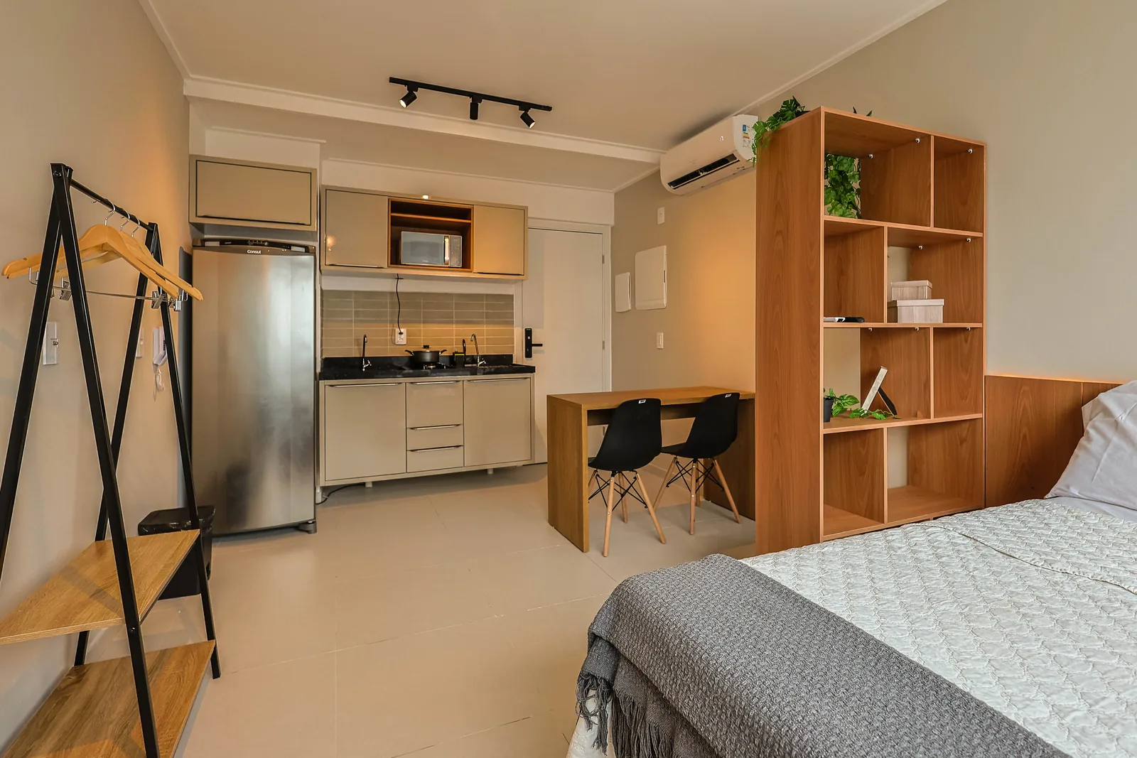 Studio completo com cozinha, mesa de trabalho e cama