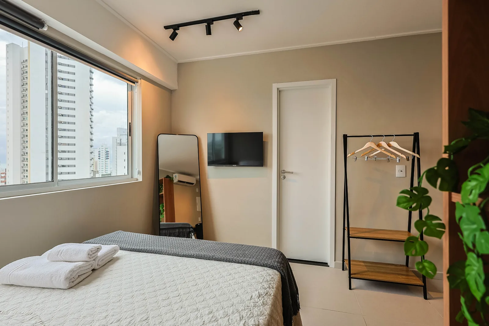 Cama com vista para a cidade e TV
