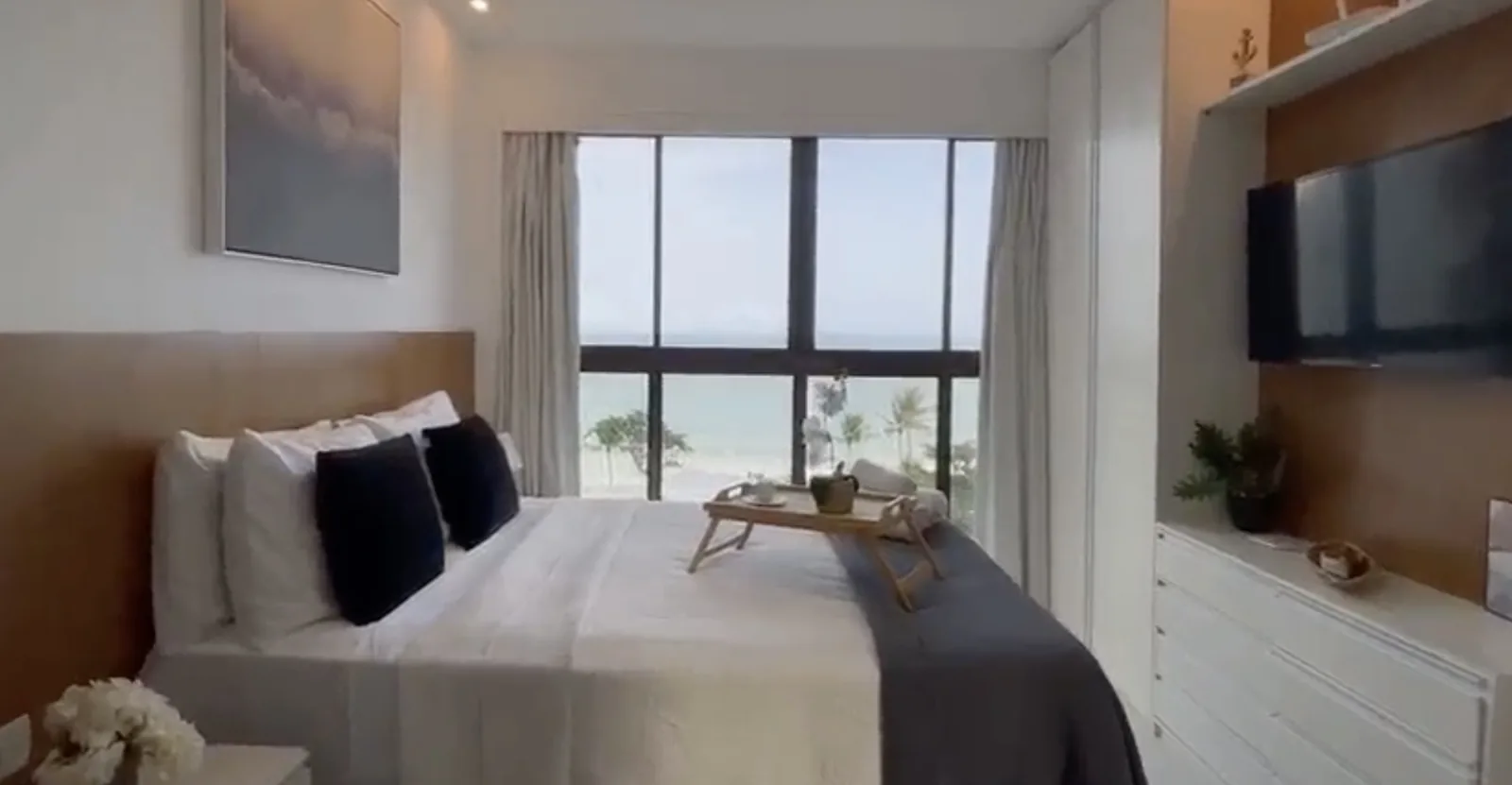 Café da manhã na cama com vista para o mar