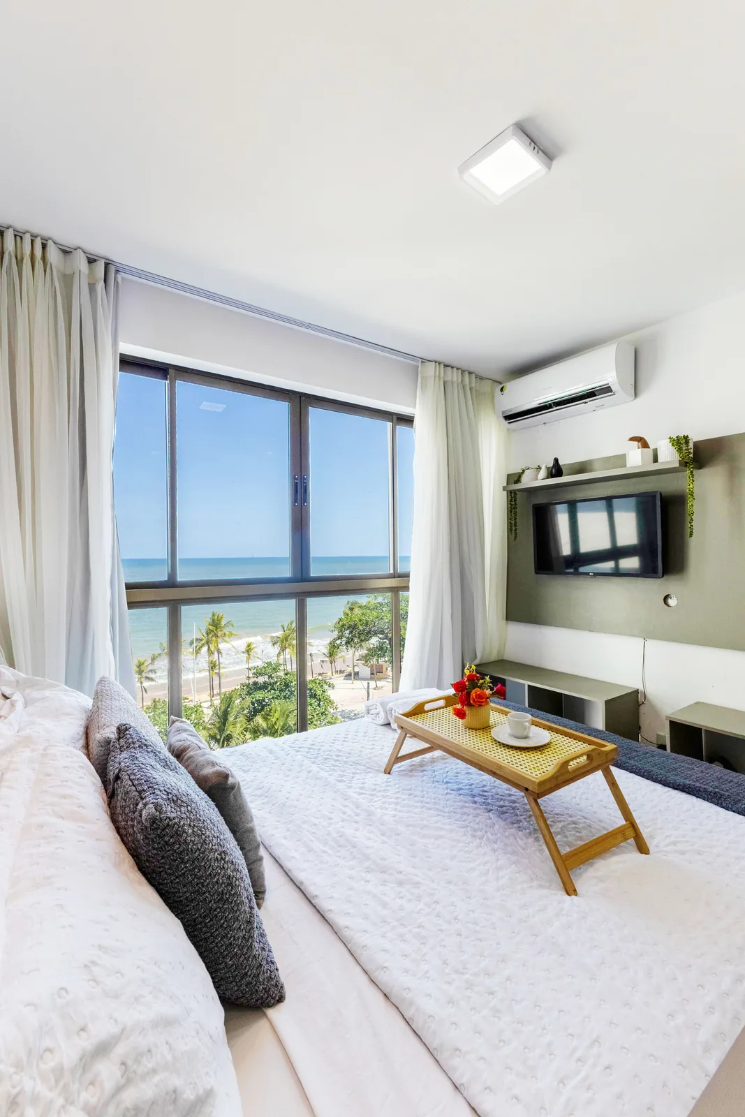 Café da manhã na cama com vista para o mar