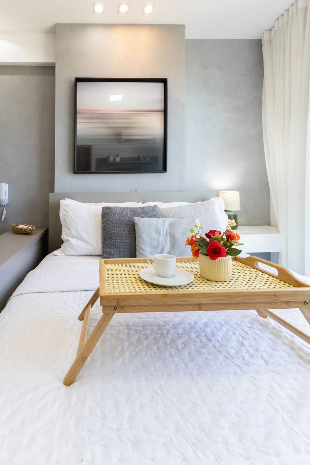 Cama com cabeceira e obra de arte