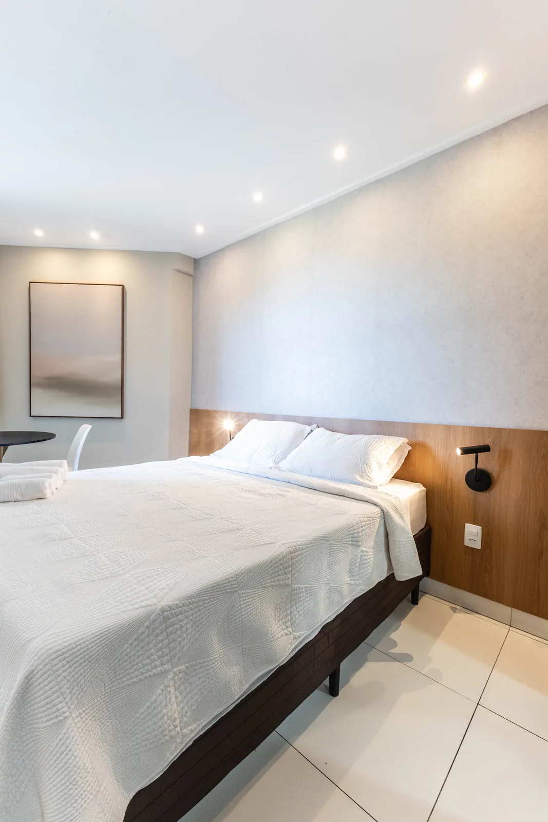 Cama de casal com cabeceira em madeira